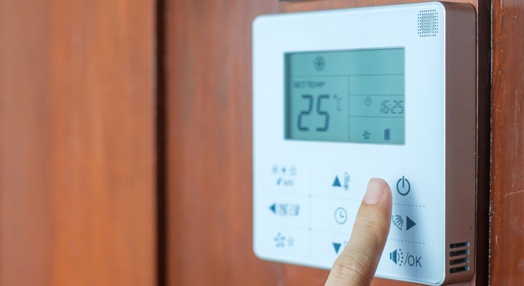Temperatursteuerung Temperatur Thermostat Foto iStock Panuwat Dangsungnoen